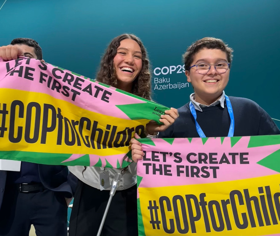 Catarina kutoka Brazil (kushoto) na Francisco kutoka Columbia (kulia) watoa wito kwa COP ya Umoja wa Mataifa wakati wa mkutano na waandishi wa habari wa UNICEF kuhusu hatua za hali ya hewa zinazoongozwa na vijana, uliofanyika COP29 huko Baku.