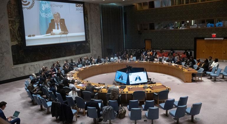 联合国安理会就西非巩固和平问题举行会议的广角镜头。秘书长古特雷斯（屏幕上）通过视频向成员国通报情况。