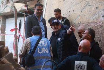 الأمين العام الأمم المتحدة أنطونيو غوتيريش وموظفو الأمم المتحدة يتفقدون مبنى مدمرًا في غزة.