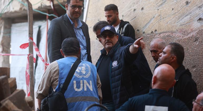 منسق الأمم المتحدة للشؤون الإنسانية في الأرض الفلسطينية المحتلة رامز الأكبروف(م الثاني من اليسار) يزور قطاع غزة.