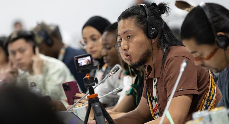 Participantes en la mesa redonda sobre la juventud organizada por el Secretario General de las Naciones Unidas, António Guterres, durante la COP30 en Belém (Brasil).
