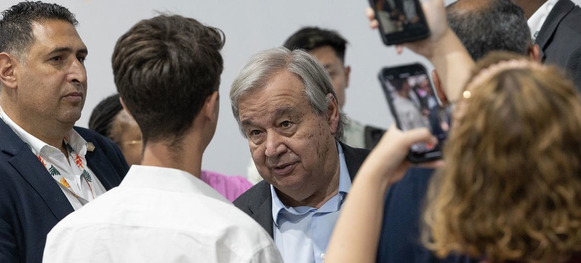 Des participants à la table ronde de la jeunesse organisée par le Secrétaire général de l’ONU, António Guterres, à la COP30 à Belém, au Brésil.