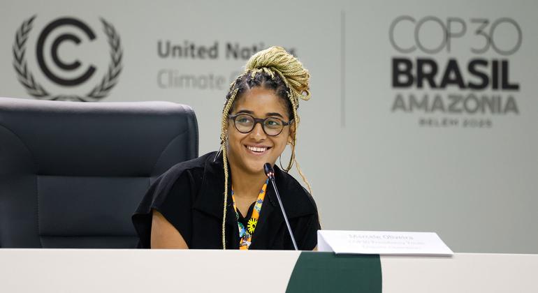 COP30 की युवा जलवायु चैम्पियन, मार्सेले ओलिवेरा, बेलेम (ब्राज़ील) में हो रहे संयुक्त राष्ट्र जलवायु परिवर्तन सम्मेलन को सम्बोधित करते हुए.