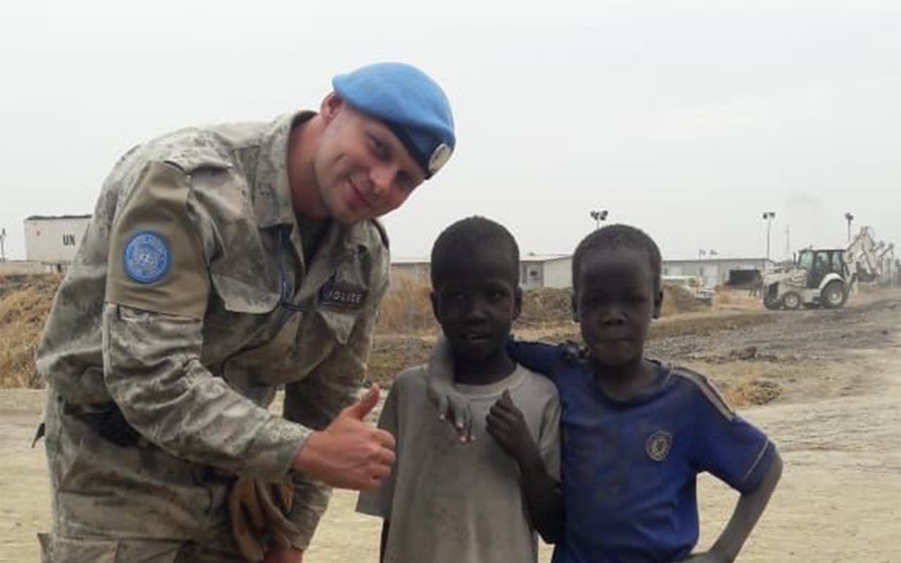 Михаил с юными жителями палаточного лагеря в Южном Судане