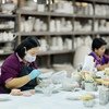 泰国北部一家陶瓷工厂的移民女工。 