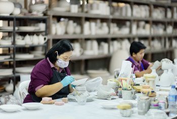 Des travailleuses migrantes dans une usine de céramique du nord de la Thaïlande.