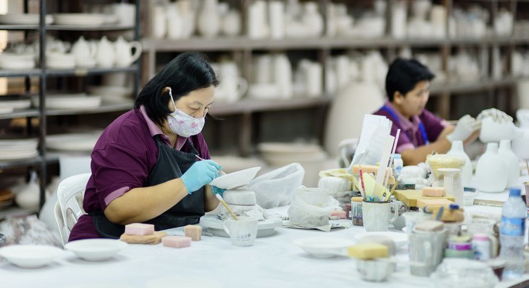 Tayland'ın kuzeyindeki bir seramik fabrikasında kadın göçmen işçiler.  İşgücünün bir parçası olarak, göçmen işçiler yerel işletmeleri ve memleketlerindeki toplulukları desteklemektedir.