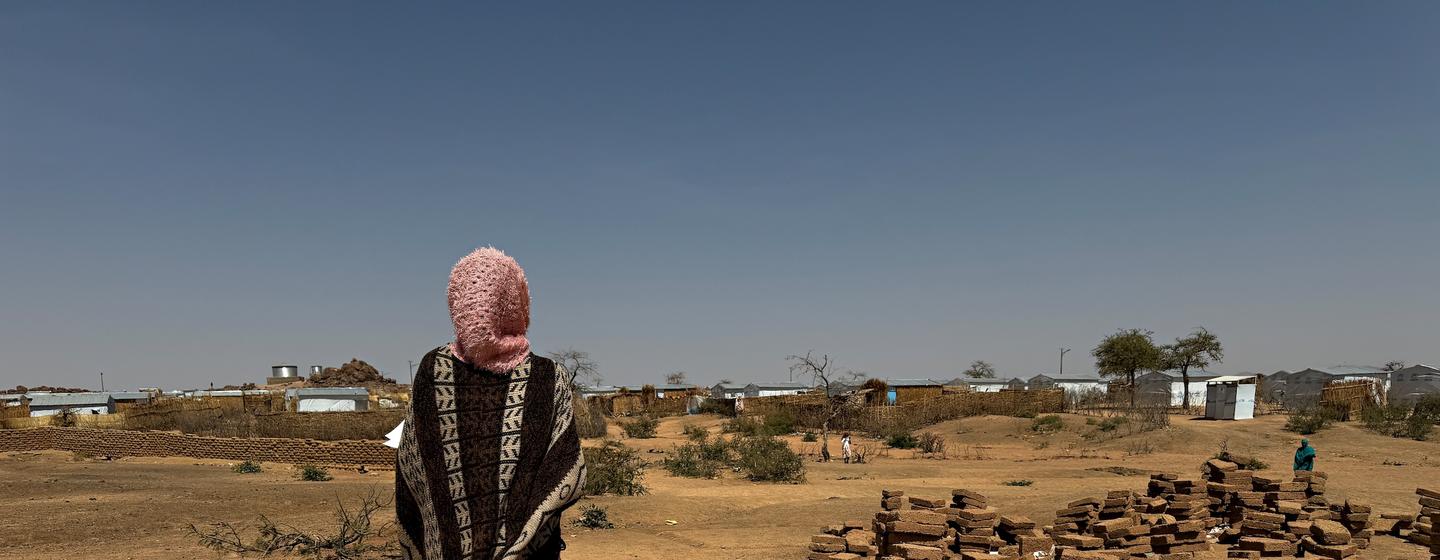 Une jeune soudanaise de 14 ans qui a fui la guerre et qui vit maintenant dans un camp au Tchad.