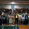 Grupo de jóvenes en una conferencia en México sosteniendo carteles con los Objetivos de Desarrollo Sostenible de las Naciones Unidas .