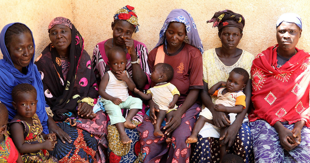 À Djibo, au Burkina Faso, des femmes attendent dans un centre de santé pour recevoir des aliments thérapeutiques destinés à leurs enfants souffrant de malnutrition (photo d'archives).