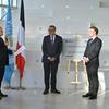 Emmanuel Macron, Tedros Adhanom Ghebreyesus e Grégory Doucet na cerimônia de inauguração da placa da Academia da OMS em Lyon.