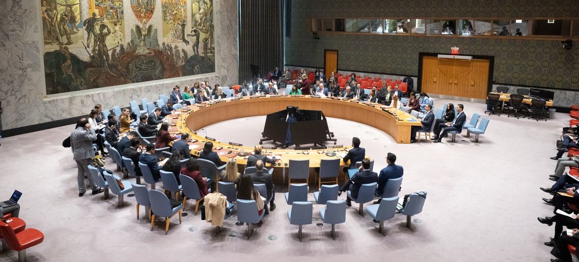 Visão ampla da câmara do Conselho de Segurança das Nações Unidas durante uma briefing sobre as missões ao Líbano e à Síria.