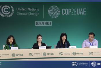 在迪拜气候变化大会期间，许望（右一）为非政府组织“可持续发展关键行动”主持了一场媒体发布会。