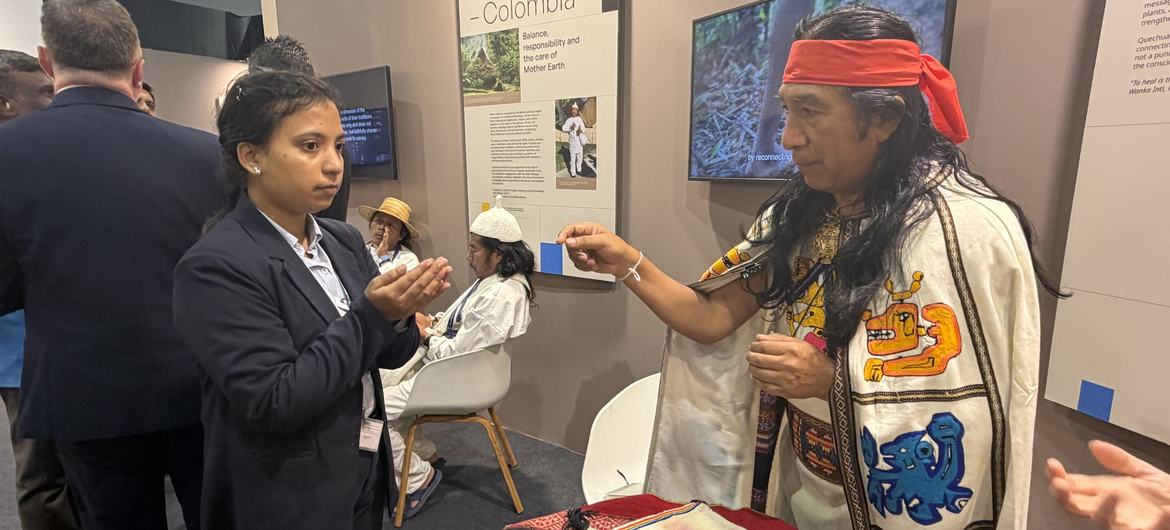 शिखर सम्मेलन के दौरान आयोजित प्रदर्शनी में पेरू के क़्वेचुआ समुदाय के उपचारक.