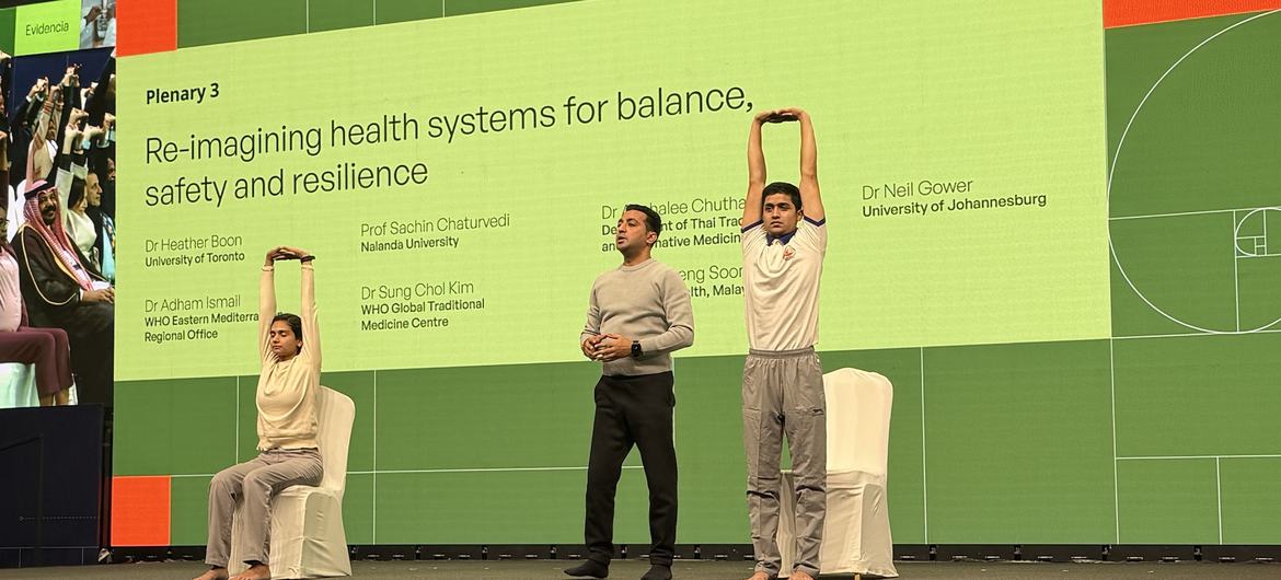 विश्व स्वास्थ्य संगठन के पारम्परिक चिकित्सा वैश्विक शिखर सम्मेलन के दौरान आयोजित योग सत्र.