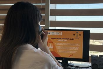 Телефон доверия для жертв гендерного насилия в Азербайджане, работающий при поддержке ЮНФПА, на данный момент обработал более 1100 звонков.