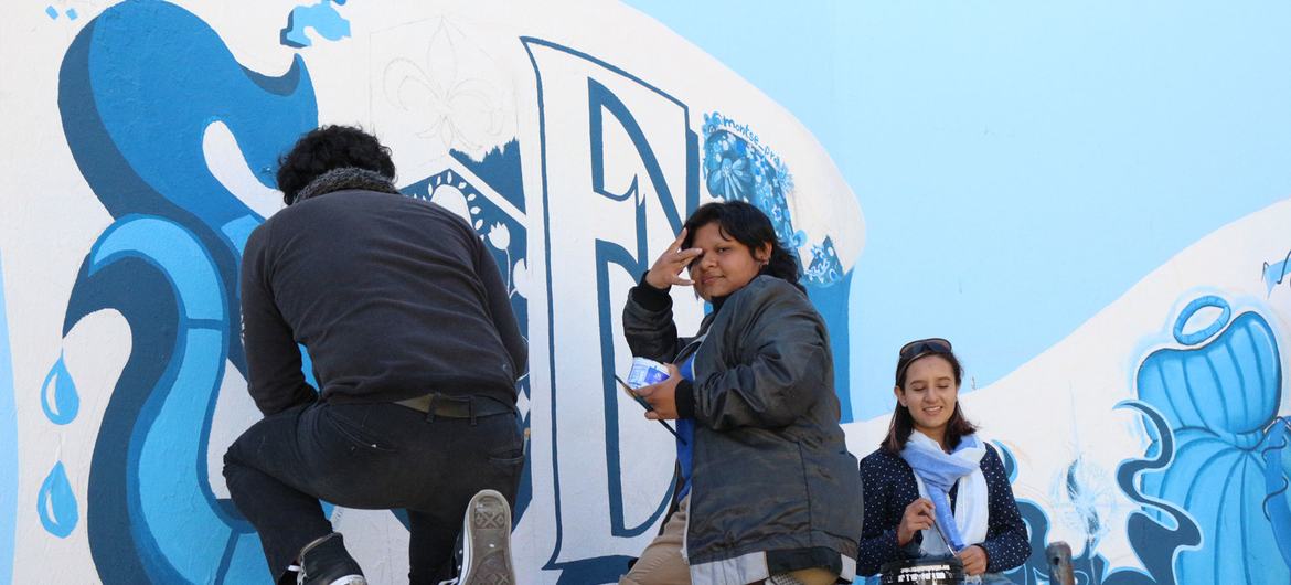 Estudiantes de arte durante la pintada de un mural para conmemorar el 75 aniversario de la Declaración de los Derechos Humanos.