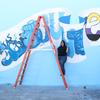 Estudiantes de arte durante la pintada de un mural para conmemorar el 75 aniversario de la Declaración de los Derechos Humanos.