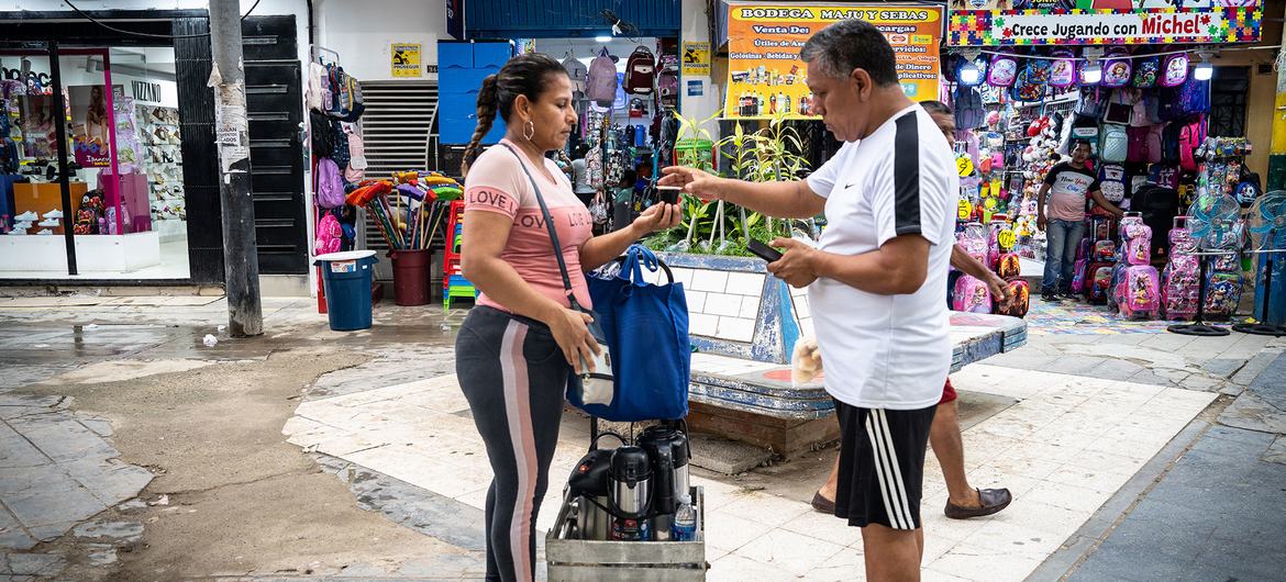 Marylin Guzman vende café numa esquina da cidade peruana de Tumbes.