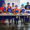 Estudiantes de gastronomía mostrando sus platos peruanos.