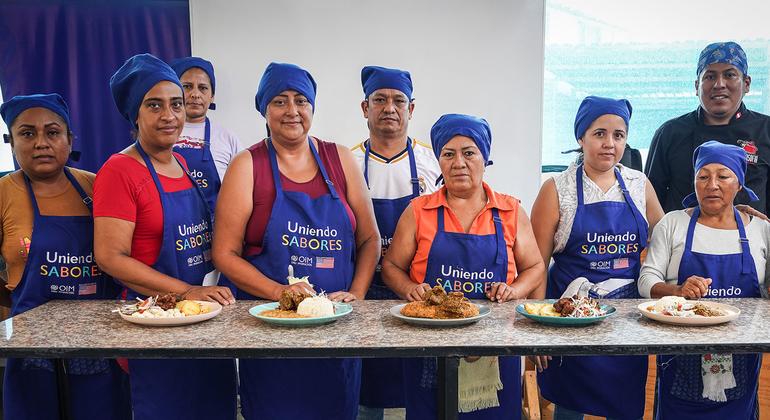Estudiantes de gastronomía mostrando sus platos peruanos.