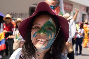 Mwanamke kijana anashiriki katika maandamano ya kanivali, uhamasishaji wa mazingira ili kukuza COP16, huko Ibagué (Tolima).