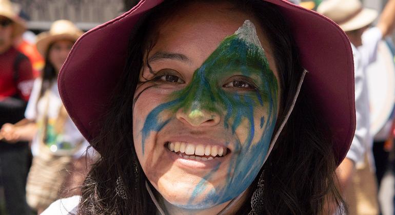 Una joven participa en la marcha del carnaval, una movilización medioambiental para promover la COP16, en Ibagué (Tolima).