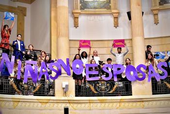 Activistas colombianos exigen en el Senado la eliminación del matrimonio infantil.