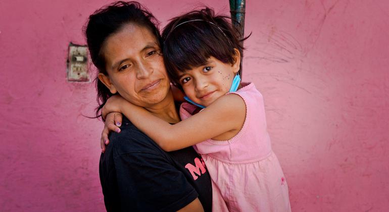 Una mujer cargando a una niña en México.