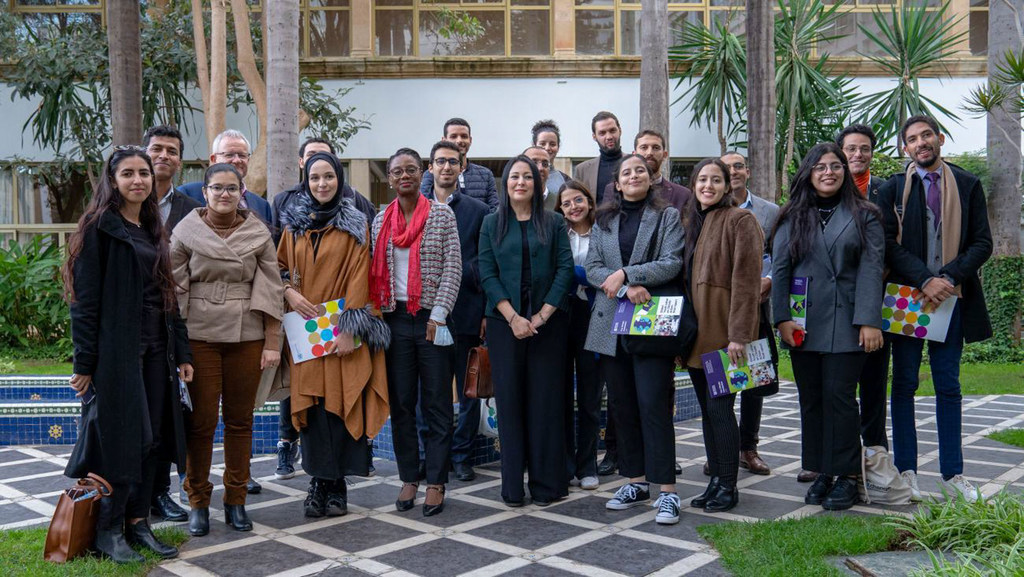 نشطاء في مجال المناخ من المغرب ورواد أعمال يلتقطون صورة مع المنسقة المقيمة في المغرب.