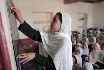 अफ़ग़ानिस्तान में वरदाक प्रान्त में, एक स्कूल में एक शिक्षा केन्द्र में पढ़ाई करते हुए.