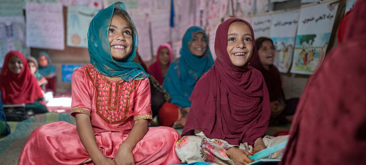 Niñas afganas tomando clase en una escuela apoyada por UNICEF en la provincia de Helmand, Afganistán. (Foto de archivo)