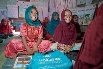 Niñas afganas asisten a clase en una escuela apoyada por UNICEF en la provincia de Helmand, Afganistán. (Foto de archivo)