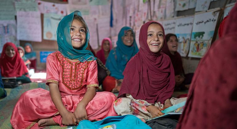 Niñas afganas tomando clase en una escuela apoyada por UNICEF en la provincia de Helmand, Afganistán. (Foto de archivo)