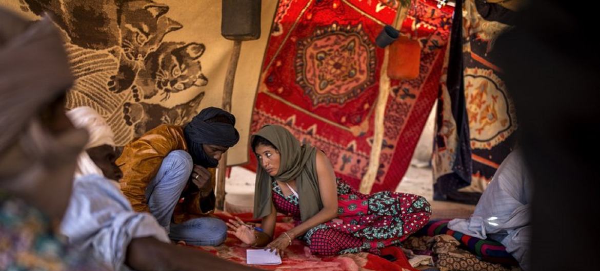 دنیا بھر میں اقوام متحدہ کے امن مشن کے ساتھ چودہ ہزار سویلین اہلکار بھی کام کرتے ہیں۔ زیر نظر تصویر میں انسانی حقوق کی افسر فدیمتا یتارا مالی میں امن مشن کے ساتھ مصروف عمل ہیں۔