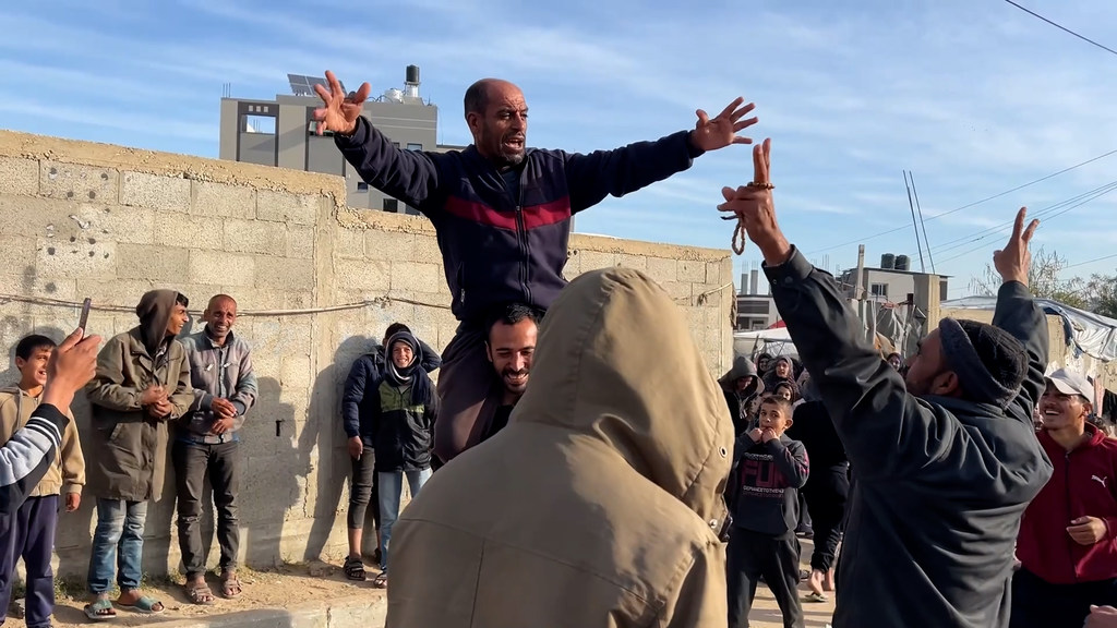 Reuniões de cidadãos celebrando o cessar-fogo no campo Nuseirat, no centro da Faixa de Gaza