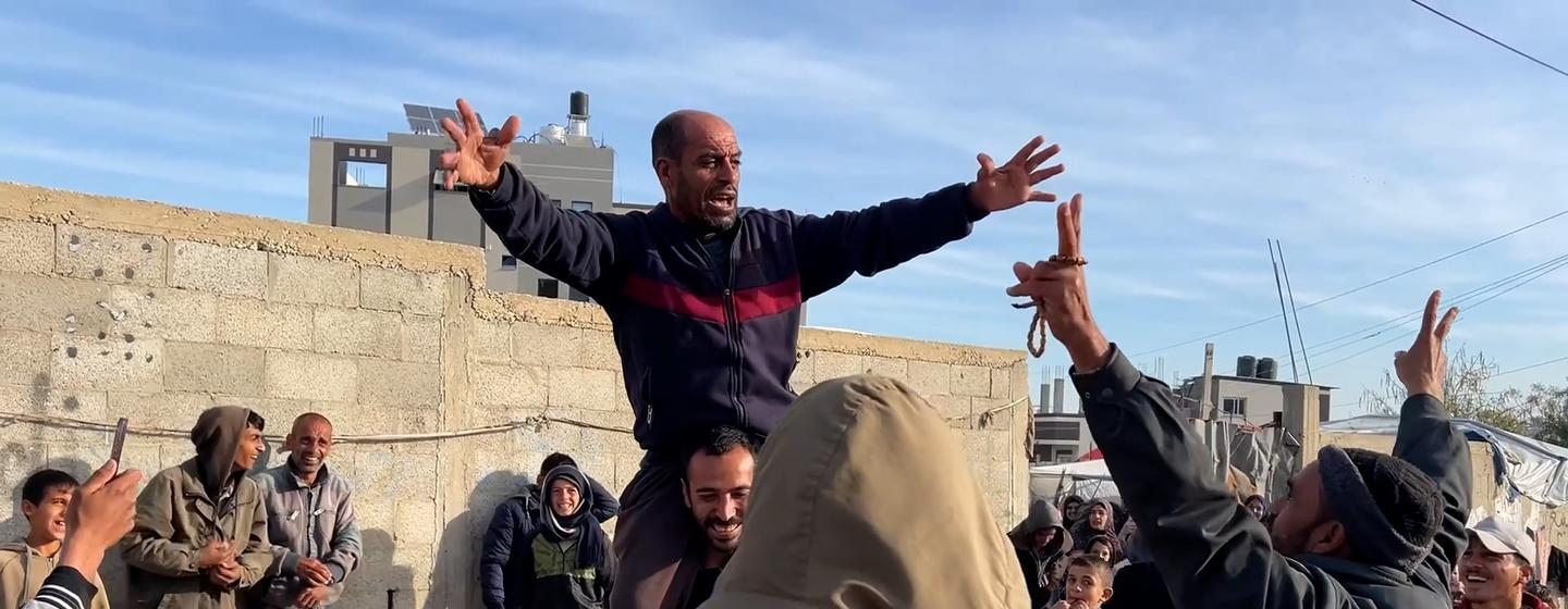 Des citoyens célébrent le cessez-le-feu dans le camp de Nuseirat, au centre de la bande de Gaza.