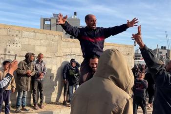 Des citoyens célébrent le cessez-le-feu dans le camp de Nuseirat, au centre de la bande de Gaza.