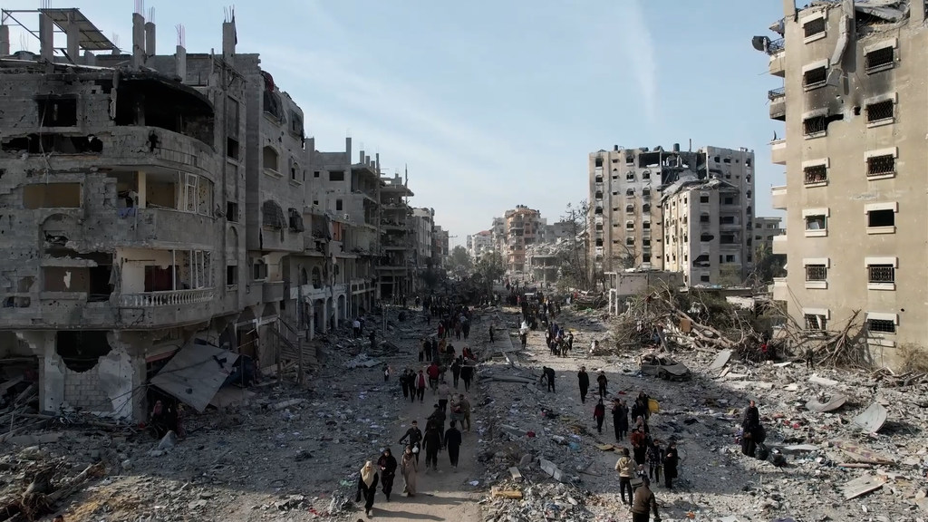Imágenes aéreas revelan el alcance de la destrucción y el comienzo del regreso de los residentes para inspeccionar sus hogares en la zona de Safatawi, en la gobernación del norte de Gaza.