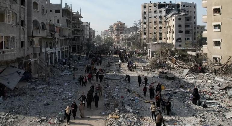Imágenes aéreas revelan el alcance de la destrucción y el comienzo del regreso de los residentes para inspeccionar sus hogares en la zona de Safatawi, en la gobernación del norte de Gaza.