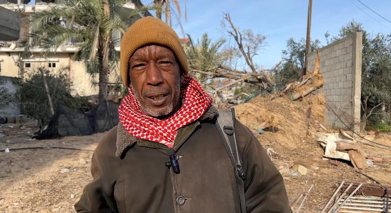النازح سليمان الرواغ يعود لتفقد منزله في منطقة النصيرات في غزة. النازح سليمان الرواغ يعود لتفقد منزله في منطقة النصيرات في غزة.