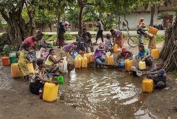نازحون يجمعون المياه المتبقية بعد هطول أمطار غزيرة بالقرب من مقاطعة أوفيرا جنوب كيفو بجمهورية الكونغو الديمقراطية.