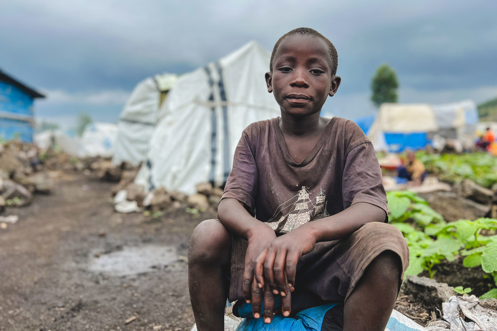 Un jeune garçon est assis dans un site de personnes déplacées à Goma, province du Nord-Kivu, en RDC.