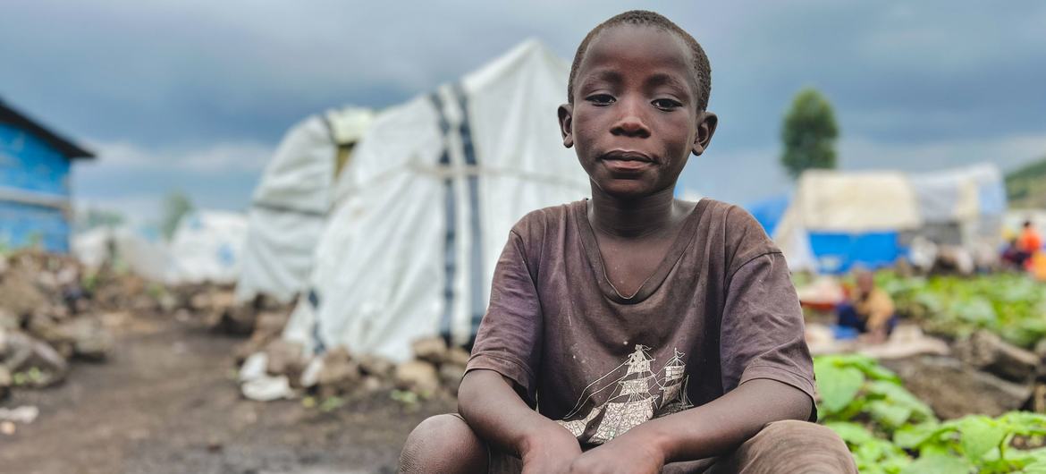在刚果民主共和国东部北基伍省的首府戈马，一名小男孩坐在一个流离失所者营地中。