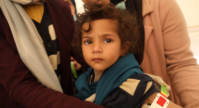 Una niña de dos años de Gaza es examinada para detectar malnutrición.