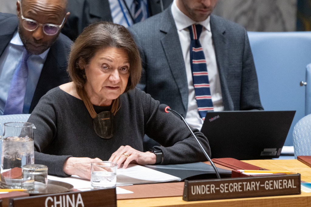 主管政治和建设和平事务的副秘书长罗斯玛丽·迪卡洛向联合国安理会成员通报利比亚局势。