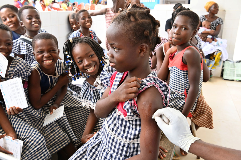 Mwanafunzi akipatiwa chanjo dhidi ya HPV katika kituo cha afya kusini magharibi mwa Côte d'Ivoire.