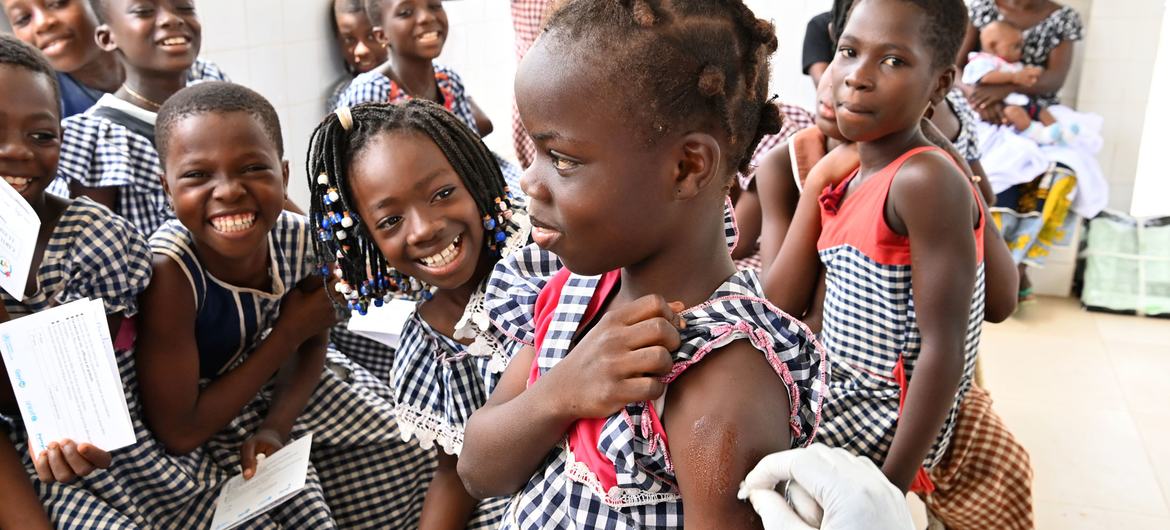 Une élève est vaccinée contre le HPV dans un centre de santé du sud-ouest de la Côte d'Ivoire. Une élève est vaccinée contre le HPV dans un centre de santé du sud-ouest de la Côte d'Ivoire.