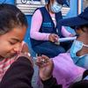 Una niña de diez años recibe las vacunas contra el VPH y el tétanos en una comunidad remota de Guatemala.