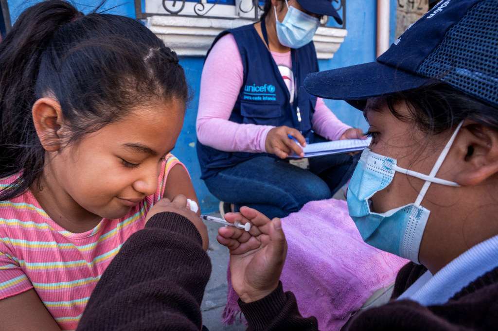 Una niña de diez años recibe las vacunas contra el VPH y el tétanos en una comunidad remota de Guatemala.